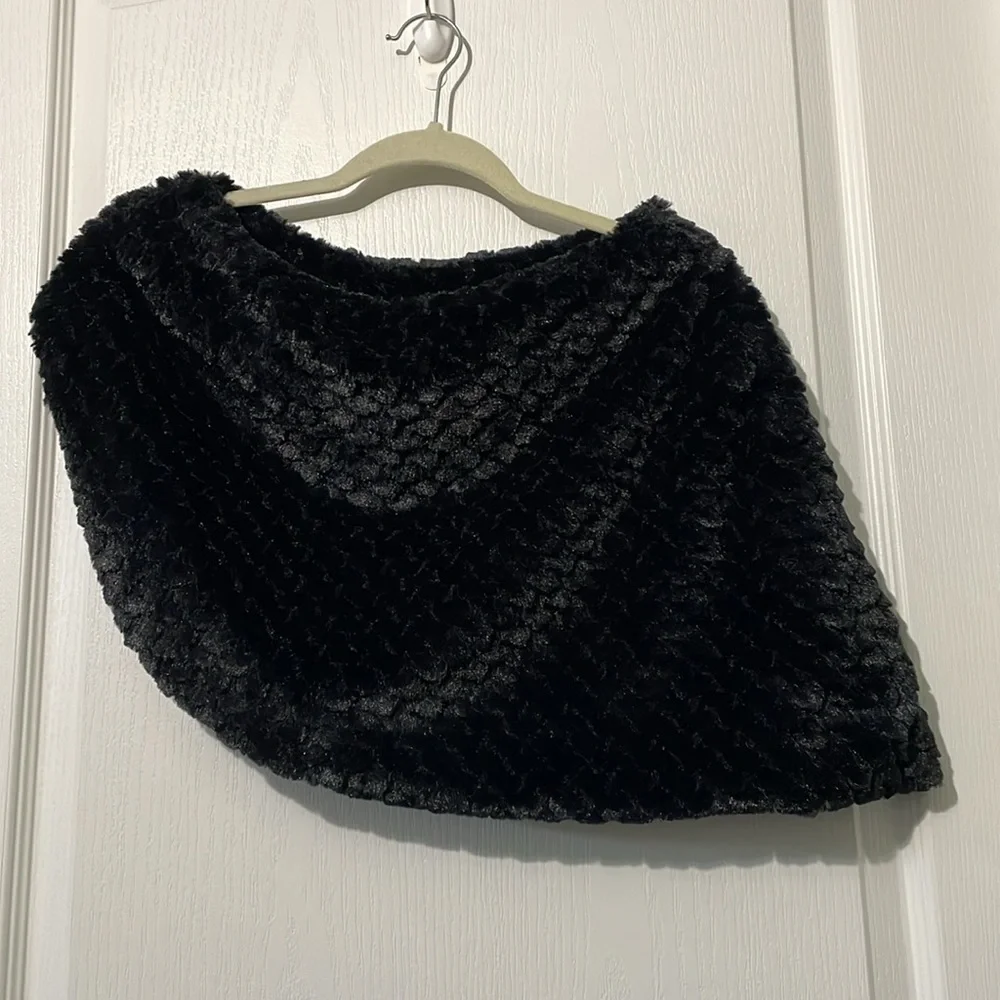 NWT Faux Fur Asymmetrical Stole - Picture 2 of 4